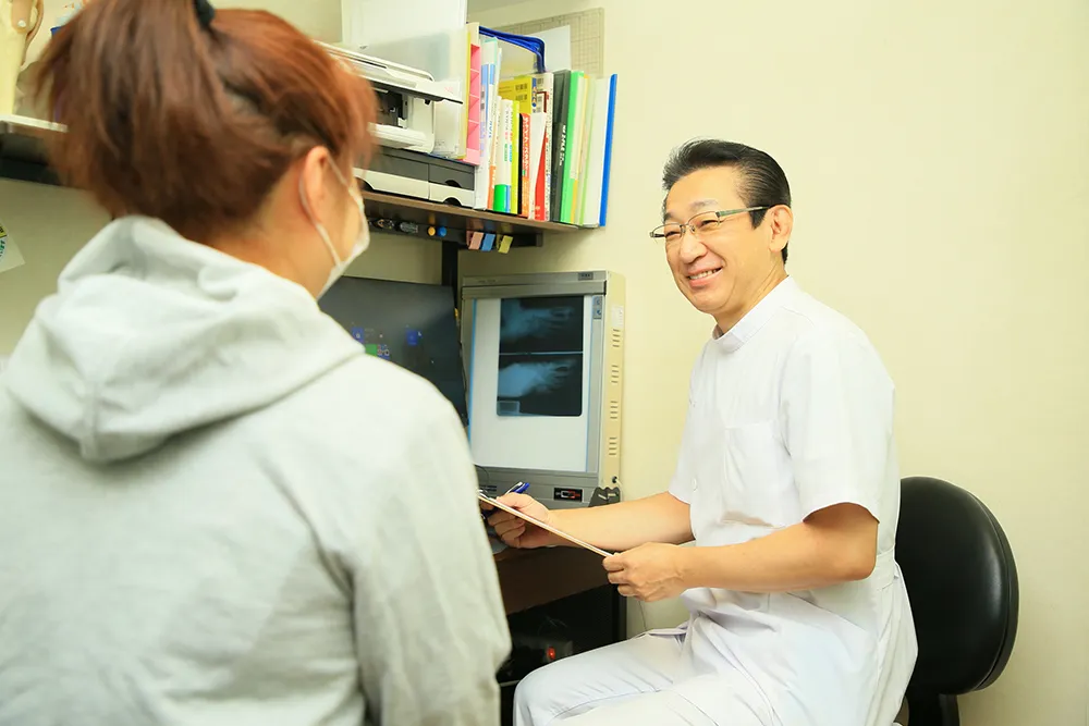 超短波施術、温浴、マッサージなど、院内で施術を行います。さらに、生活習慣を改善するための自宅療法についてもご説明。次回の予約を取っていただきます。