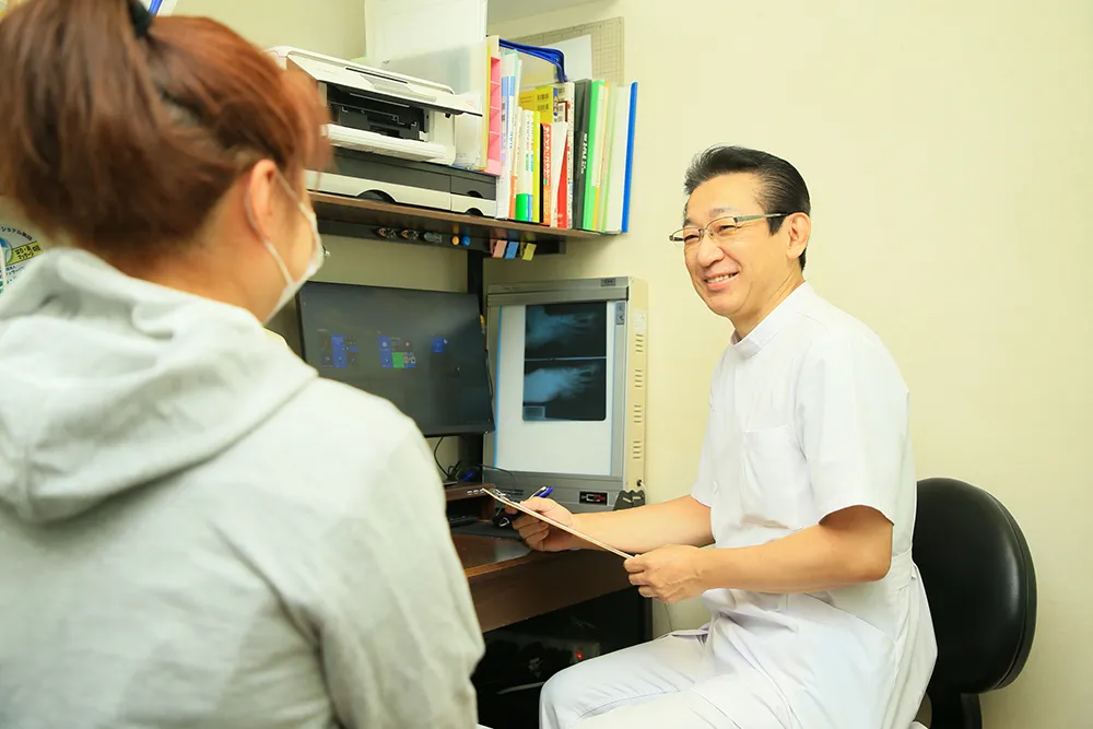 当接骨院でヒアリングシートに記入していただき、カウンセリングと施術をします。