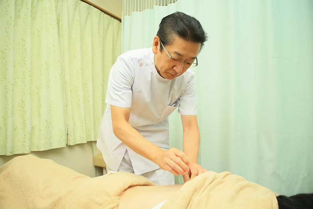 症状の程度や体格に合わせてマッサージのタイプ、時間を決めます（10分、20分、30分）。肩こり、腰痛など症状がひどい場合は、針施術をしてからマッサージを行う方法が効果的です。