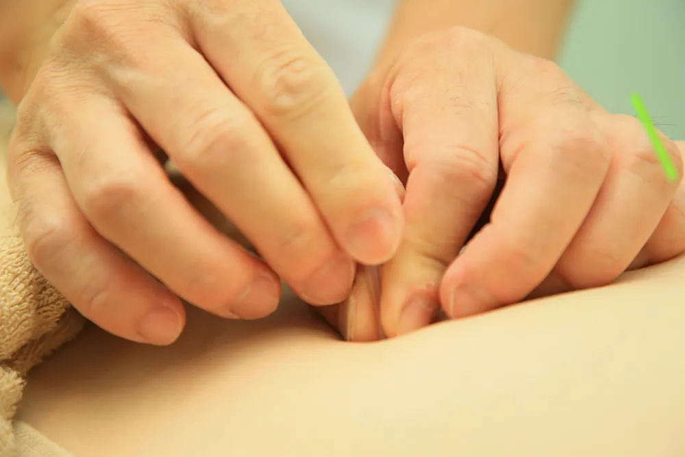 事故後数週間、1~2カ月と症状をみながら、針やマッサージなどの施術を選択します。